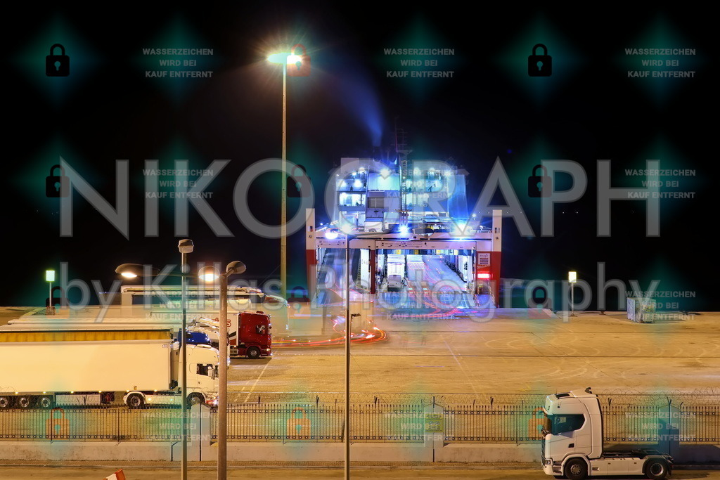 Fährhafen Igoumenitsa | Eine Fähre wird am Fährhafen von Igoumenitsa beladen.