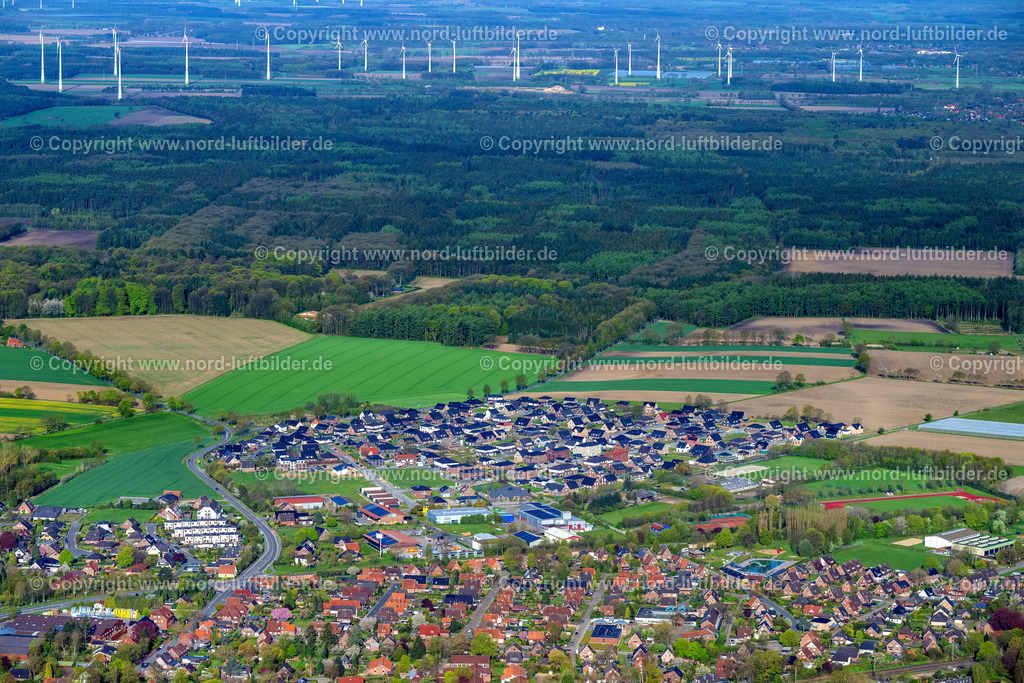 Horneburg_Neubaugebiet_ELS_0245010523 | HORNEBURG 01.05.2023 Siedlungsgebiet mit Straßen und Häuser der Wohngebiete in Horneburg im Bundesland Niedersachsen, Deutschland. // Town View of the streets and houses of the residential areas in Horneburg in the state Lower Saxony, Germany. Foto: Martin Elsen