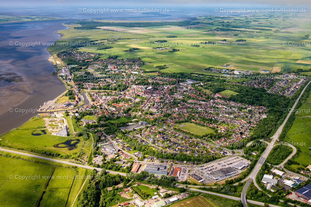 Tönning_ELS_8383100623 | TöNNING 10.06.2023 Ortsansicht der Straßen und Häuser der Wohngebiete in Tönning im Bundesland Schleswig-Holstein, Deutschland. // Town View of the streets and houses of the residential areas in Toenning in the state Schleswig-Holstein, Germany. Foto: Martin Elsen
