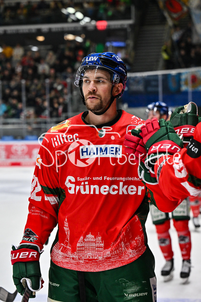 Augsburger Panther - Straubing Tigers | Augsburg, DEUTSCHLAND - 14. NOVEMBER: Jubel der Panther nach dem Treffer zum 3-7 durch Alexandre GRENIER (Augsburger Panther 82) / Tor / Torschuetze / Freude / Happy beim Ligaspiel zwischen den Augsburger Panthern und den Straubing Tigers am 18. Spieltag der Penny DEL im Curt Frenzel Stadion am 14.11.2025