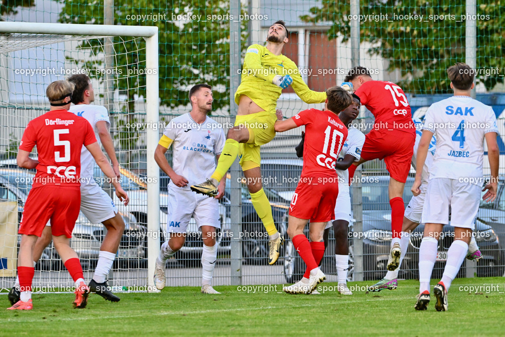 SAK vs. SC St. Veit | #5 Fabian Dörflinger SC St. Veit, #1 Kristijan Kondic SAK, #22 Leo Ejup SAK, #91 Raphael Kulterer SC St. Veit, #15 Philipp Höberl SC St. Veit, #4 Rok Jazbec SAK, SAK vs. SC St. Veit, SAK vs. SC St. Veit am 19.09.2025 in Klagenfurt (Sportpark Welzenegg), Austria, (Photo by Bernd Stefan)