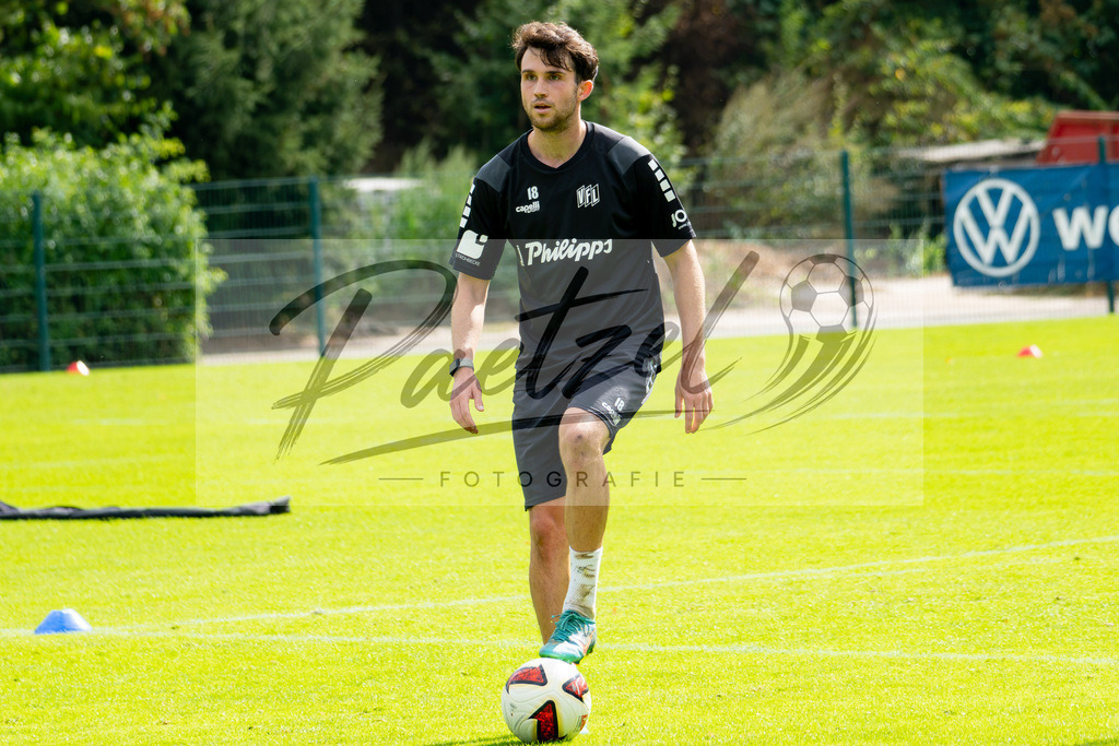 20260909_TRAOSN_0439 | Fußball, Herren: Leon Flach (VfL Osnabrück) in Aktion, am Ball, Einzelaktion beim Training des VfL Osnabrück am 09.09.2026 im Sportpark Illoshöhe in Osnabrück, Deutschland.(Foto von Nico Paetzel) - Realisiert mit Pictrs.com