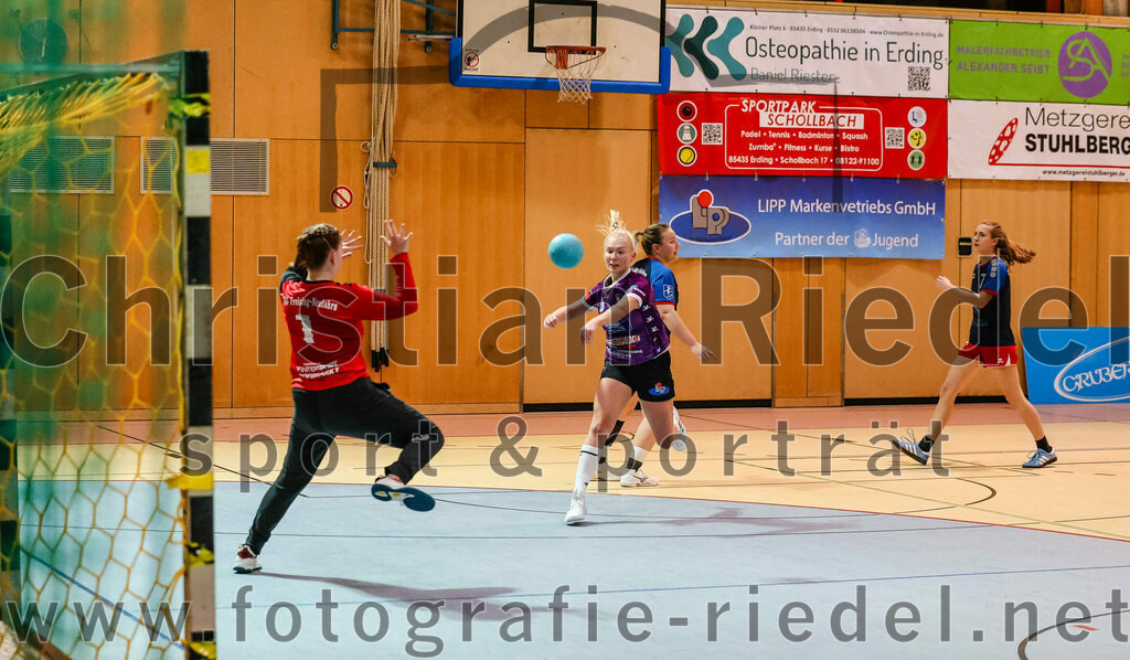 2023-12-09_096_SpVgg_Altenerding_gegen_HSG_Freising-Neufahrn | Erding, Deutschland, 09.12.2023:
Handball, Bezirksoberliga Frauen Altbayern 2023 / 2024, 9. Spieltag, SpVgg Altenerding gegen HSG Freising-Neufahrn, Endergebnis: 29:28

Nadine Krings (HSG Freising-Neufahrn, #1), Lena Popp (SpVgg Altenerding, #10)

Foto: Christian Riedel / fotografie-riedel.net