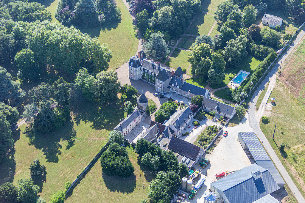 Vue aérienne: Bâtiments et parc du manoir du domaine - domaine de campagne à Landes-le-Gaulois dans le département Loir et Cher, France. Photo: IMG_082250.jpg prise le 20/06/2015 par Werner Riehm/FLY-FOTO.euRésolution de l'original: 5472 x 3648 px