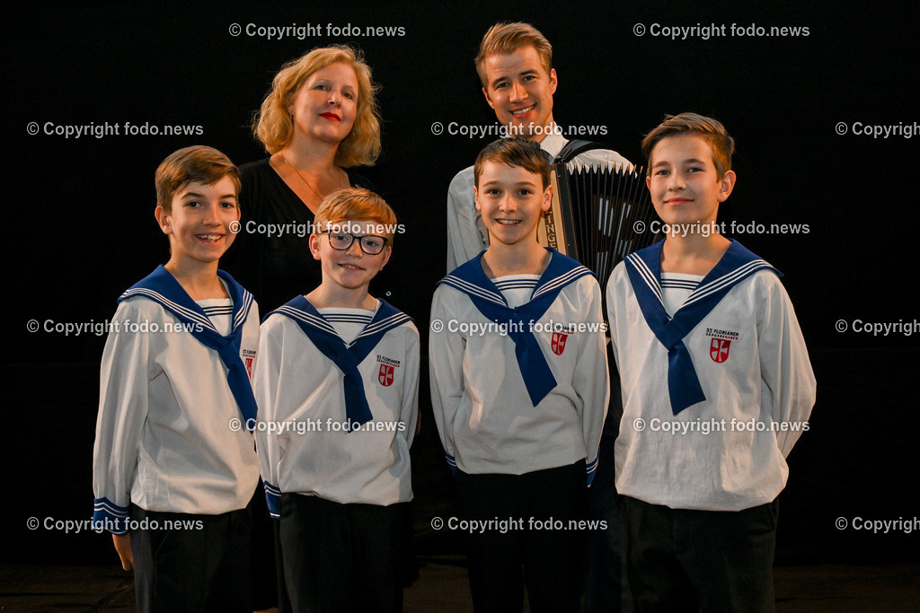 Eroeffnung der Bruckner Ausstellung im Stift St. Florain_ 03.05.2024-1 | 03.05.2024, St. Florian, AUT, Augustiner Chorherrenstift St. Florian, Eroeffnung der Bruckner Ausstellung, im Bild Katharina Hofmann (Schauspielerin), Markus Stumpner (Chorleiter Florianer Saengerknaben), Florianer Saengerknaben