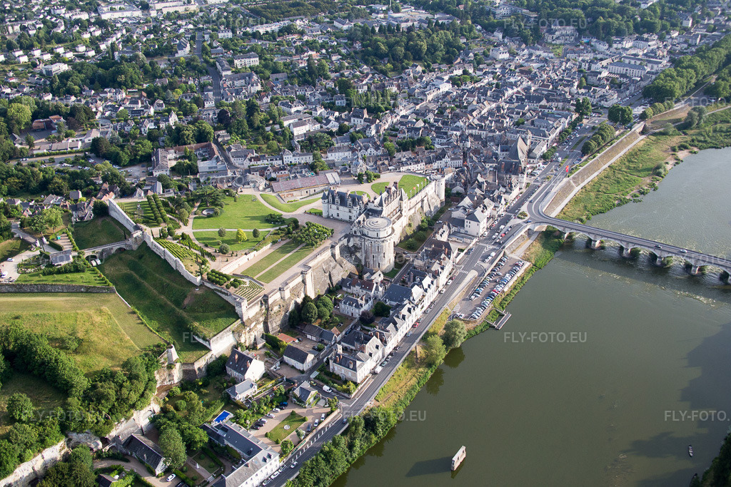 Vue aérienne: Vue de la ville à Amboise dans le département Indre et Loire, France. Photo: IMG_082356.jpg prise le 20/06/2015 par Werner Riehm/FLY-FOTO.eu – Résolution de l'original: 5472 x 3648 px