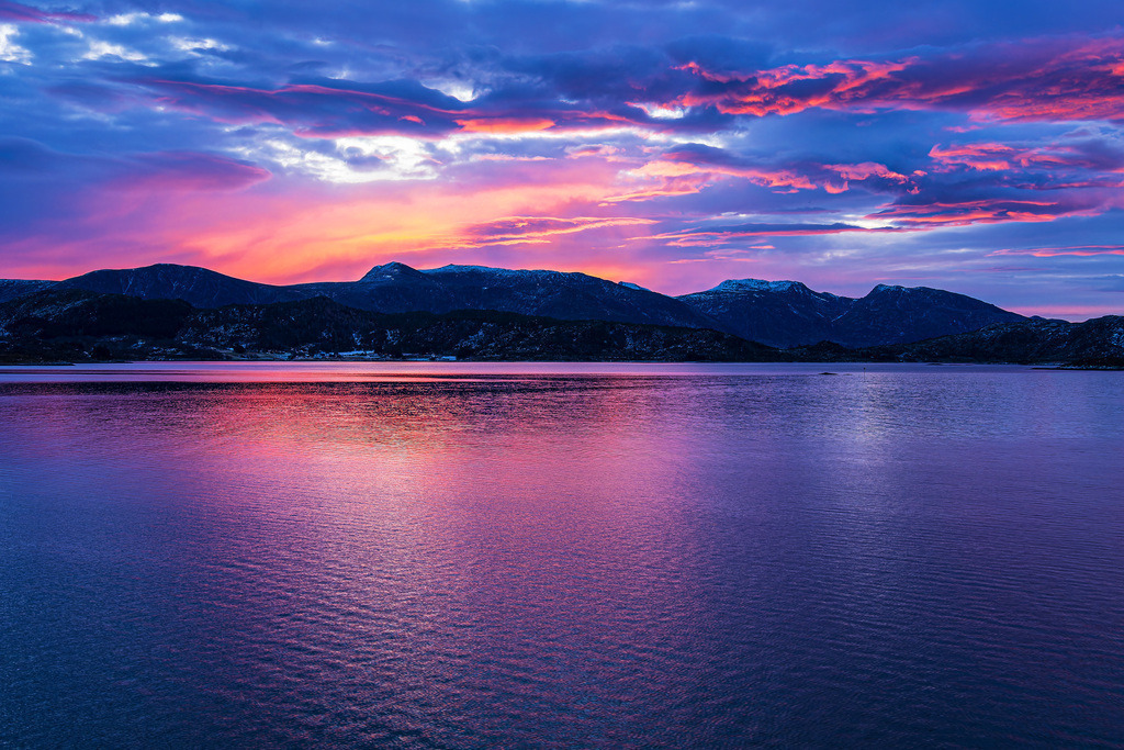 Berge und Felsen im Sonnenaufgang nahe Torvik in Norwegen | Berge und Felsen im Sonnenaufgang nahe Torvik in Norwegen.