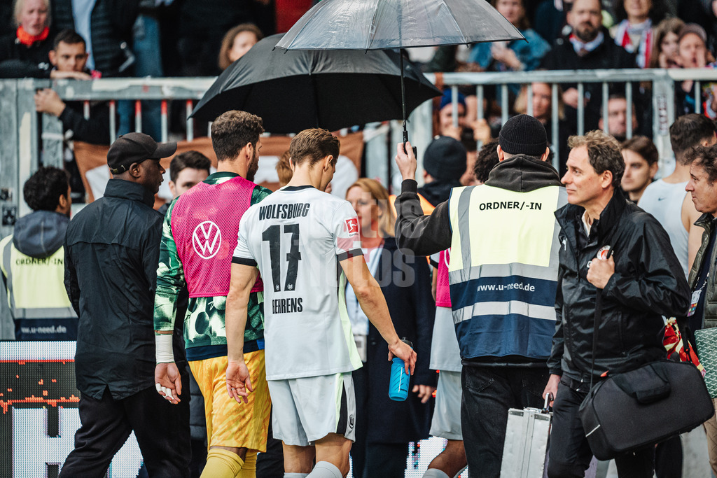 Fußball | Männer | Saison 2024/2025  | Fußball-Bundesliga | 8. Spieltag | FC St. Pauli vs. VfL Wolfsburg | 26.10.2024 | Regenschirme beschützen Kevin Behrens (#17, VfL Wolfsburg) nach dem Spiel