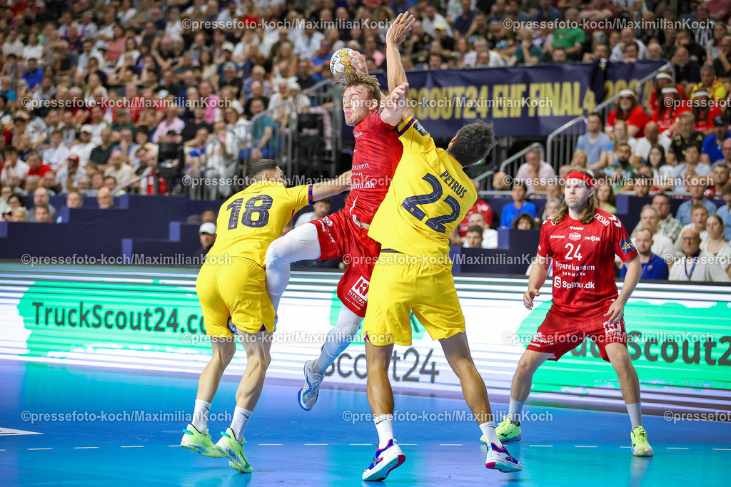 KoeEHF09062402051 | 09.06.2024, Köln, Handball, TruckScout24 EHF FINAL4, Machineseeker Champions League Men, Lanxess-Arena, Finale, Aalborg Handbold - FC Barcelona: Thomas Arnoldsen (Aalborg Handbold) gegen Thiagus Petrus (FC Barcelona)