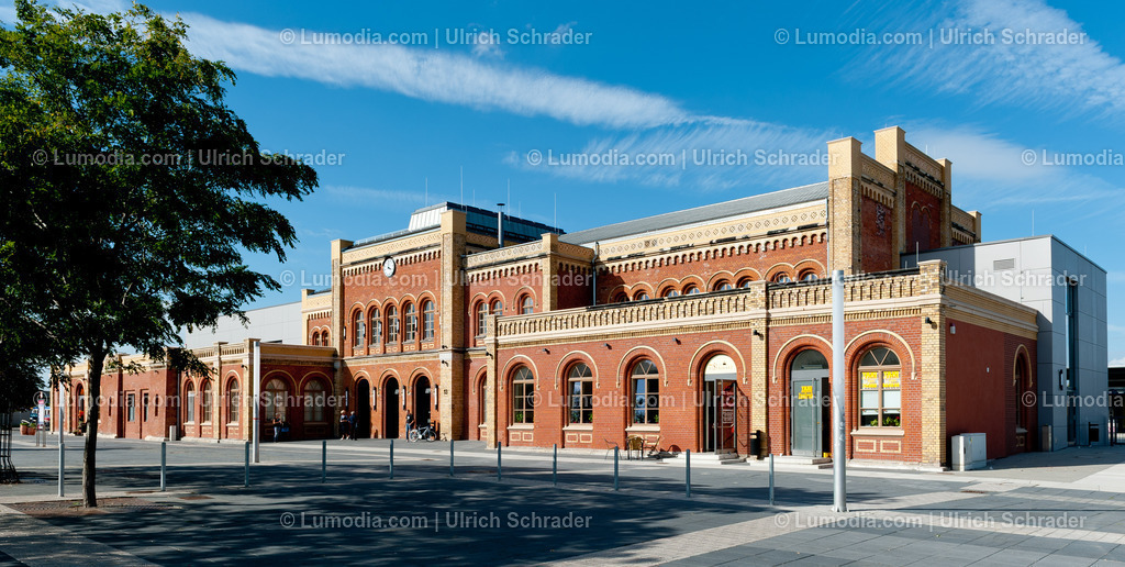 00491-2357 - Bahnhof Halberstadt | Stockfoto und Bilderpool mit Bildmaterial aus Deutschland, dem Harz, Halberstadt, Quedlinburg, Wernigerode und weltweit. Qualitativ hochwertige und professionelle Fotos anschauen und kaufen. - Realisiert mit Pictrs.com
