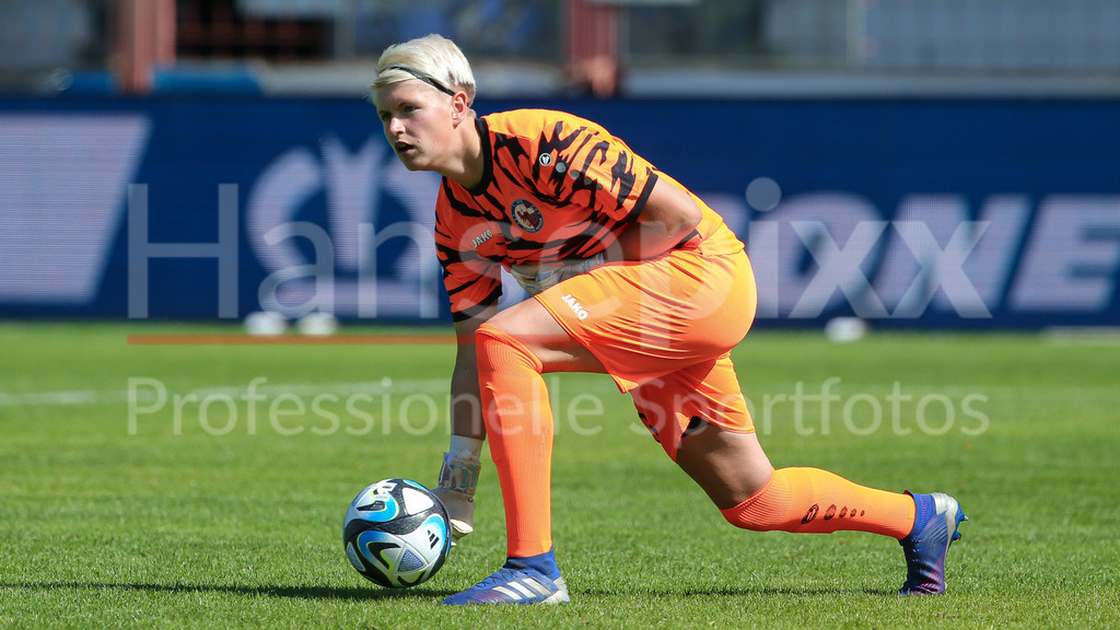 Fussball, 2. Frauen-Bundesliga, SV Meppen - 1. FFC Turbine Potsdam | v.li.: Vanessa Fischer (Torhüterin, Torwart, 1. FFC Turbine Potsdam, 30) Freisteller, Einzelbild, Ganzkörper, Aktion, Action, Spielszene, DIE DFB-RICHTLINIEN UNTERSAGEN JEGLICHE NUTZUNG VON FOTOS ALS SEQUENZBILDER UND/ODER VIDEOÄHNLICHE FOTOSTRECKEN. DFB REGULATIONS PROHIBIT ANY USE OF PHOTOGRAPHS AS IMAGE SEQUENCES AND/OR QUASI-VIDEO.