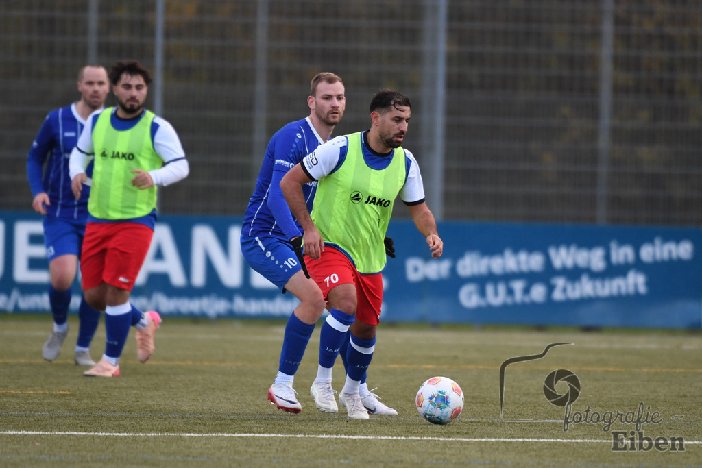 FC Rastede-FC Nordenham | Herren Bezirksliga 2; FC Rastede (blau)-FC Nordenham (gelbe Leibechen) am 16.11.2025 in Rastede (Sportanlage Köttersweg), Photo: Philip Eiben 2025 - Realisiert mit Pictrs.com