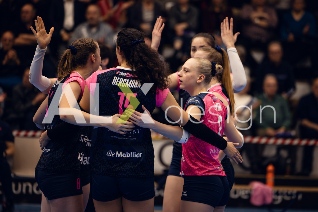 Volleyball I Frauen I Saison 2025-2026 I Volleyball NLA | Women I Round 14 I VC Kanti Schaffhausen - NLZ Volleyball Academy Zürich I 16.01.2026 | NLZ Volleyball Academy Zürich - Spielerinnenkreis - Realisiert mit Pictrs.com