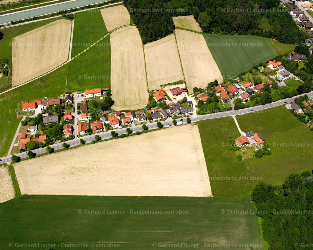 2600738 | HöLZLING 09.06.2006 Landwirtschaftliche Nutzflächen und Feldgrenzen  umsäumen das Siedlungsgebiet des Dorfes in Hölzling im Bundesland Bayern, Deutschland // Agricultural land and field boundaries surround the settlement area of the village  in Hölzling in the state Bavaria, Germany Foto: Gerhard Launer