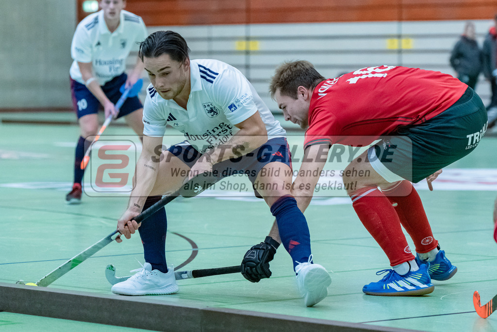 HK_20231217_107622 | 1. Bundesliga Herren Crefelder HC - Düsseldorfer HC  am 17.12.2023 Sporthalle Glockenspitz, Krefeld , Halfmann Laurens ( Düsseldorfer HC #17 ) , van Ehren Christian ( Crefelder HTC #16 )