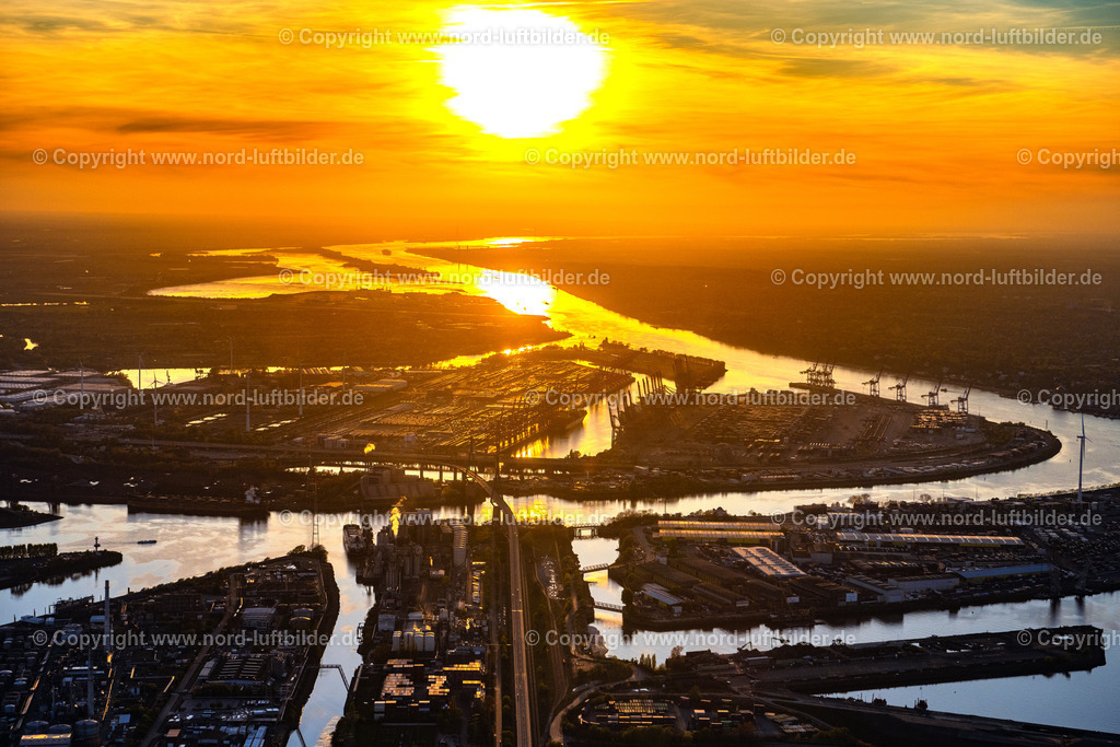 Hamburg_Walterhof_Sonnenuntergang_ELS_3023300423 | HAMBURG 30.04.2023 HHLA Logistics Container Terminal Burchardkai im Hamburger Hafen in Hamburg. Weiterführende Informationen bei: EUROGATE GmbH &amp; Co. KGaA, KG,  HPA Hamburg Port Authority,  Hamburger Hafen und Logistik Aktiengesellschaft. // HHLA Logistics Container Terminal Burchardkai in the Port of Hamburg harbor in Hamburg in Germany. Further information at: EUROGATE GmbH &amp; Co. KGaA, KG,  HPA Hamburg Port Authority,  Hamburger Hafen und Logistik Aktiengesellschaft. Foto: Martin Elsen