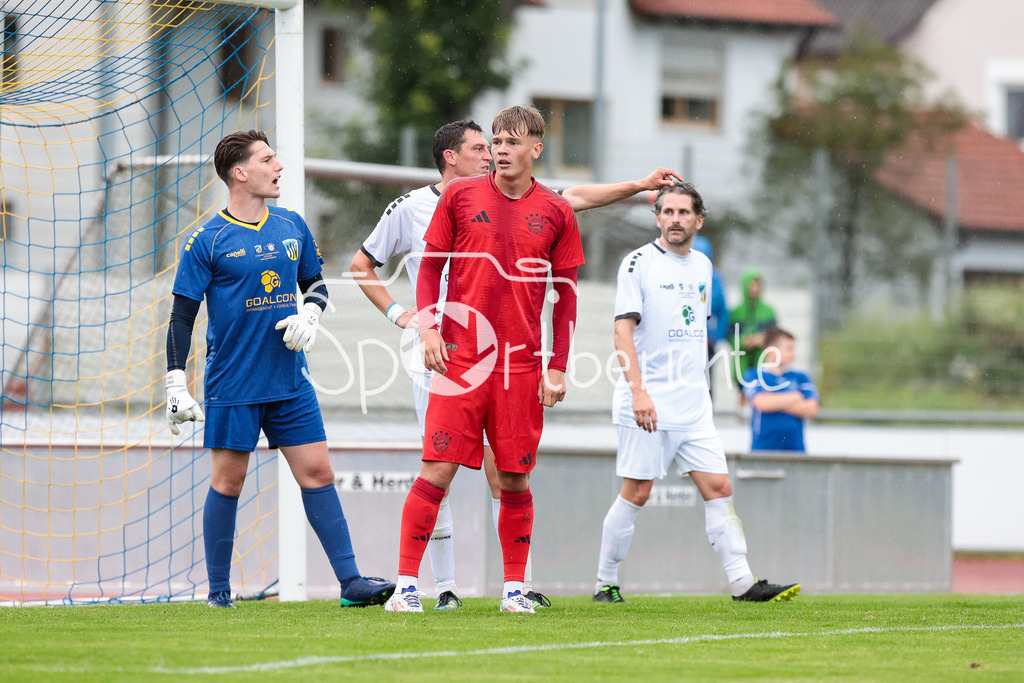 SSV Dillingen - FC Bayern Amateure | v. l. Michael WAGNER (SSV #26), Samuel UNSOELD (FCB #16) und Michael HILDMANN (SSV #3)