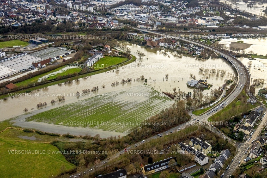 Hattingen231202299Ruhr-topaz | Luftbild, Ruhrhochwasser, Weihnachtshochwasser 2023, Fluss Ruhr tritt nach starken Regenfällen über die Ufer, Überschwemmungsgebiet Campingplatz Ruhrbrücke in Hattingen unter Wasser, Bäume im Wasser, Baak, Hattingen, Ruhrgebiet, Nordrhein-Westfalen, Deutschland