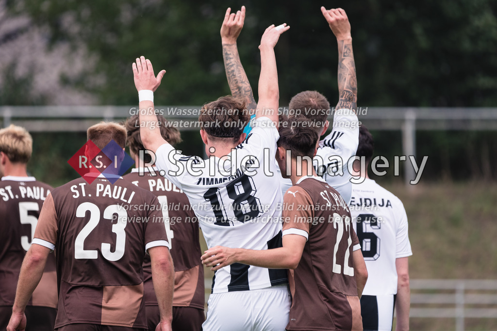 RS-1-059062 | Gedränge vor dem Freistoß. Eisenbahner und Kiezkicker versuchen sich gut zu positionieren und strecken die Arme in die Luft.