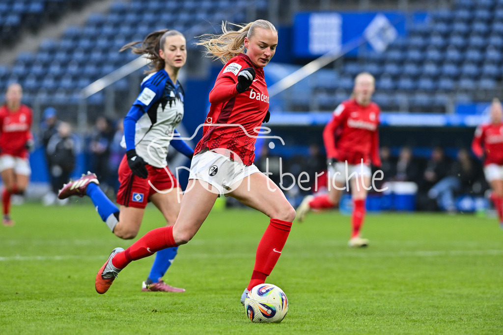 Hamburger SV - SC Freiburg | HAMBURG, GERMANY - 01. FEBRUARY: Tessa BLUMENBERG (SC Freiburg Frauen 7) versucht sich hier mit einem Torschuss während dem Match zwischen dem Hamburger SV und dem SC Freiburg am 16. Spieltag der Google Pixel Frauen-Bundesliga im Volksparkstadion