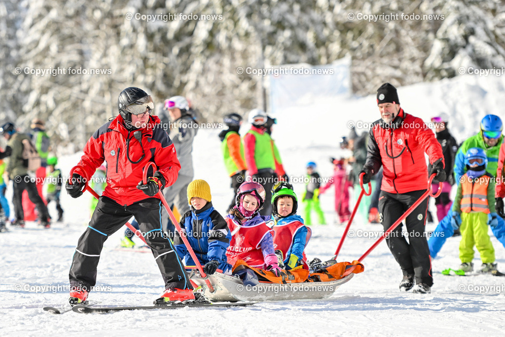 Hochficht_ Skigebiet_ Boehmerwald_ 04.02.2023-41 | 04.02.2023, Hochficht, AUT, Skigebiet Hochficht, Boehmerwald, im Bild Bergrettung Boehmerwald bei einer Vorfuehrung - Abtransport mit Akia

Ludwig Gabriel und Reinhold Petz (Bergrettung)
