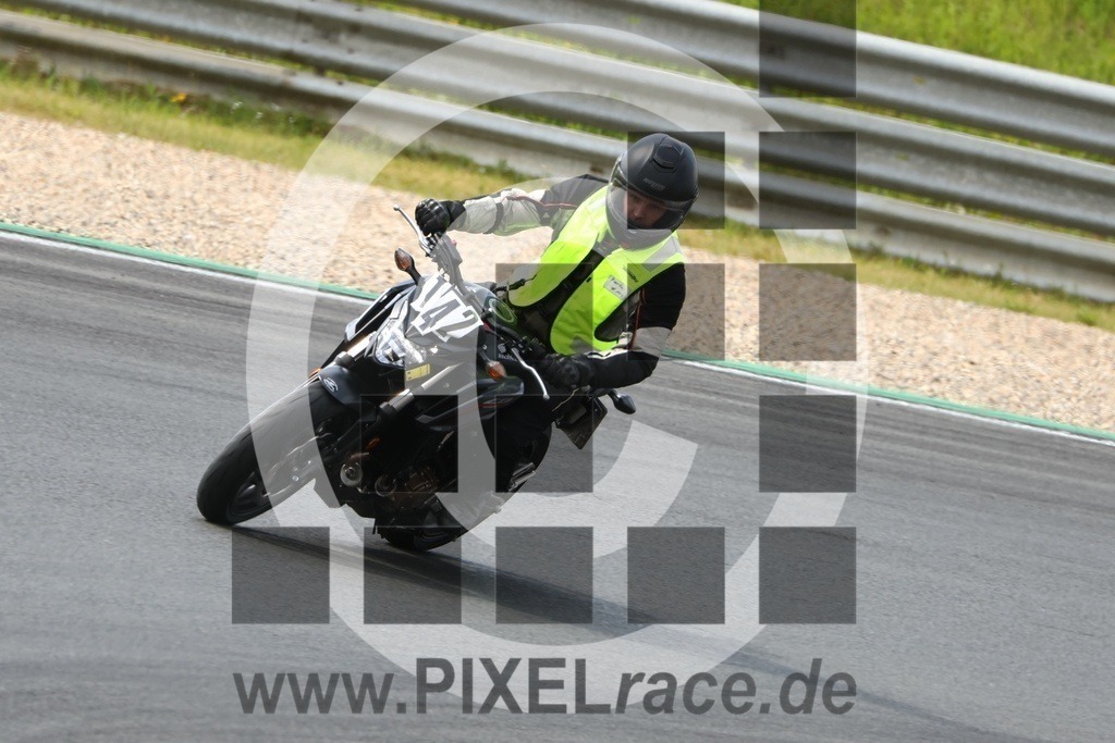 0142-20250616_04047 | Schöne Erinnerungen an spannende Momente - das festzuhalten ist unser Job. PIXELrace.de ist seit 2003 auf den Rennstrecken Europas unterwegs um die Action draußen beim Fahren und die wunderbare Stimmung imm Fahrerlager für euch einzufangen.