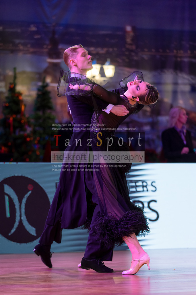 20241215_WDSF_Int_Open_Std-Riga-9240 | Tanzsportbilder, Standardtanz, Lateintanz, WDSF, DTV, LTVB, dancecomp, goc, hessen tanzt, blaues band der spree, walzer, tango, wiener walzer, slowfox, quickstepp, samba, rumba, cha-cha-cha, paso doble. jive, hd-kroft photography, turniertanzsport