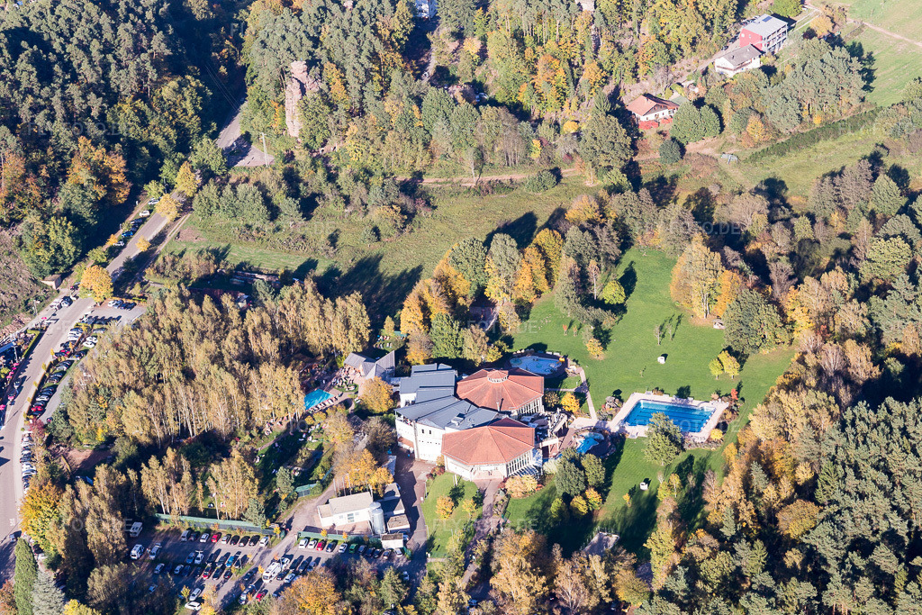Luftbild: felsland Badeparadies in Dahn im Bundesland Rheinland-Pfalz in Deutschland. Foto: IMG_103982.jpg vom 14.10.2017 durch Werner Riehm/FLY-FOTO.deFelsland Badeparadies und Saunawelt Dahn | Eintauchen und Wohlfühlen