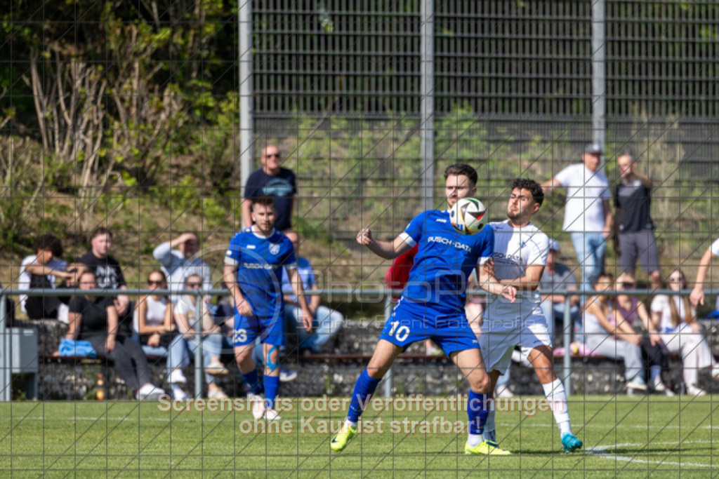 20250427_161949_0092 | #,TSG Salach (blau) vs. 1.FC Eislingen (weiß), Fußball, Bezirksliga - Bezirk Neckar/Fils, 24. Spieltag, Saison 2024/2025, Rasensportplatz, Staufenecker Str. 41, 73084 Salach, 27.04.2025 - 15:00 UhrFoto: PhotoPeet-Sportfotografie/Peter Harich