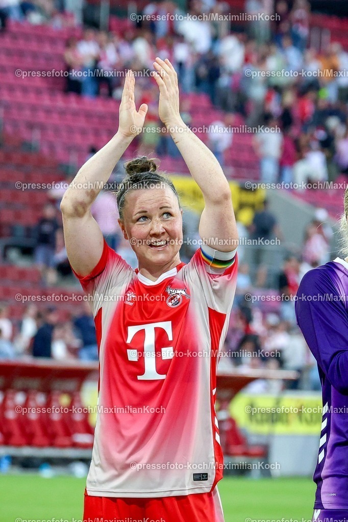 xsscx02052601152 | 02.05.2026, xsscx, Frauen Fussball, 1. FC Köln - Werder Bremen, 1. Fussball Bundesliga, 24. Spieltag, RheinEnergie-Stadion, Saison 2025 2026: Die Mannschaft des 1. FC Köln feiert ihren Sieg zum 3:0 mit Marina Hegering (1. FC Köln #33) DFB regulations prohibit any use of photographs as image sequences and or quasi-video. Photo: xSandraxScherningxPressefotoKochx