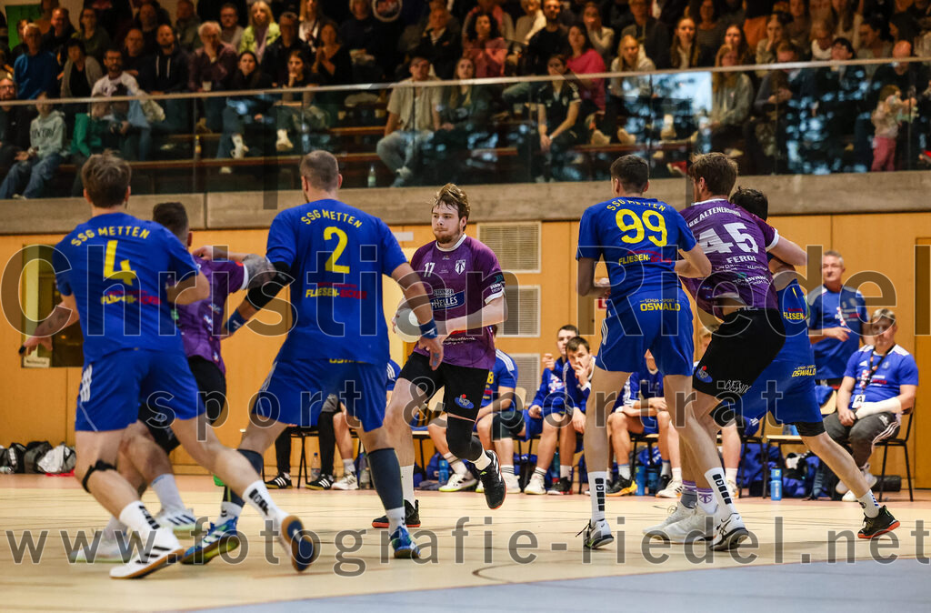 2024-10-13_031_SpVgg_Altenerding_gegen_SSG_Metten | Erding, Deutschland, 13.10.2024:Handball, Bezirksoberliga Männer 2024 / 2025, 4. Spieltag, SpVgg Altenerding gegen SSG Metten, Endergebnis: 40:22David Huml (SSG Metten, #4), Karel Kveton (SSG Metten, #2), Niklas Fleps (SpVgg Altenerding, #17), Patrick Sigl (SSG Metten, #99), Ferdinand Ewald (SpVgg Altenerding, #45)Foto: Christian Riedel / fotografie-riedel.net