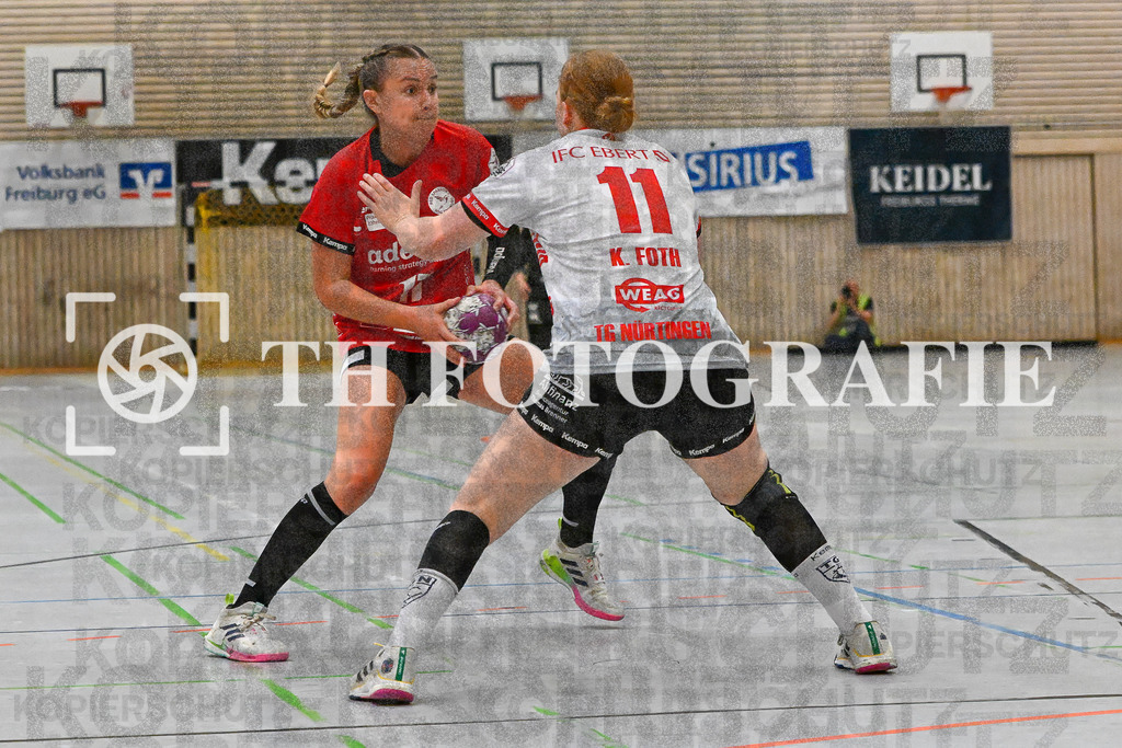 DEU, HSG Freiburg - TG Nuertingen, Handball, 2. Handball-Bundesliga, Saison 2023/2024, 04. Spieltag, Saison 2023/2024, 07.10.2023 | Julia von Kampen (HSG Freiburg, #14) fokussiert Richtung Tor und Bewegung von Kerstin Foth (TG Nuertingen, #11)

DEU, HSG Freiburg - TG Nuertingen, Handball, 2. Handball-Bundesliga, Saison 2023/2024, 04. Spieltag, Saison 2023/2024, 07.10.2023

Foto: Eibner-Pressefoto/Thomas Hess