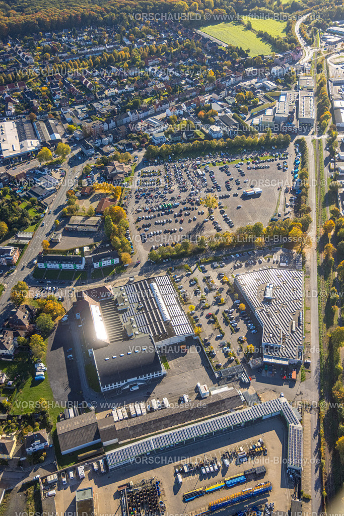Hamm251001557 | Luftbild, Zentralhallen Veranstaltungsstätte und Kaufland Supermarkt, hmarkt Trödelmarkt auf dem Parkplatz  Zentralhallen Ökonomierat-Peitzmeier-Platz, Händler-PKW und Besucher, Mitte, Hamm, Ruhrgebiet, Nordrhein-Westfalen, Deutschland
