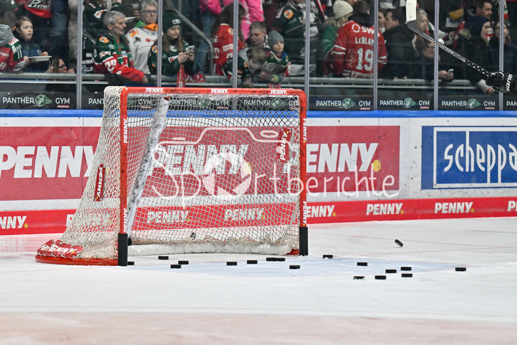 Augsburger Panther - Kölner Haie | Ein Eishockey Tor auf dem Eis / Tor / Puck / Symbolbild / Penny / Pennydel / DEL / DEL: Augsburger Panther - Koelner Haie, Curt Frenzel Stadion am 02.03.2025