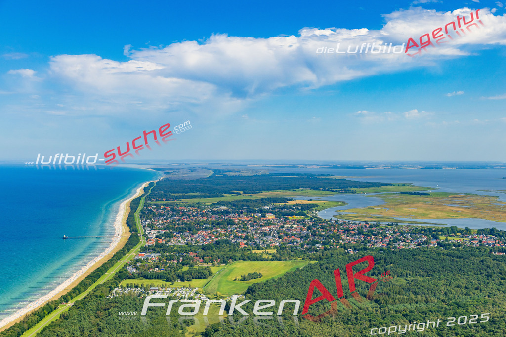 Stadt Zingst von Oben- Die Luftaufnahme wurde 2025 vom UL-Flugzeug heraus erstellt ( keine Drohnenaufnahme ) - Hochauflösende Luftaufnahme - für Wandbilder und großformatige Ausdrucke geeignet. Das besondere Geschenk!Hier alle&nbsp;Infos zur Lizenzierung der LuftaufnahmeWir fliegen auch dieses Jahr wieder in Ihre Region um Luftbilder zu erstellen.- Luftbild anfragen