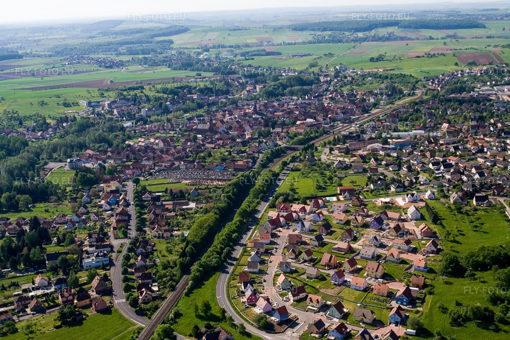 Vue aérienne: Vue des rues et des maisons dans les zones résidentielles à Ingwiller dans le département Bas Rhin, France. Photo: IMG_10866.jpg prise le 12/05/2008 par Werner Riehm/FLY-FOTO.eu – Résolution de l'original: 3456 x 2304 px