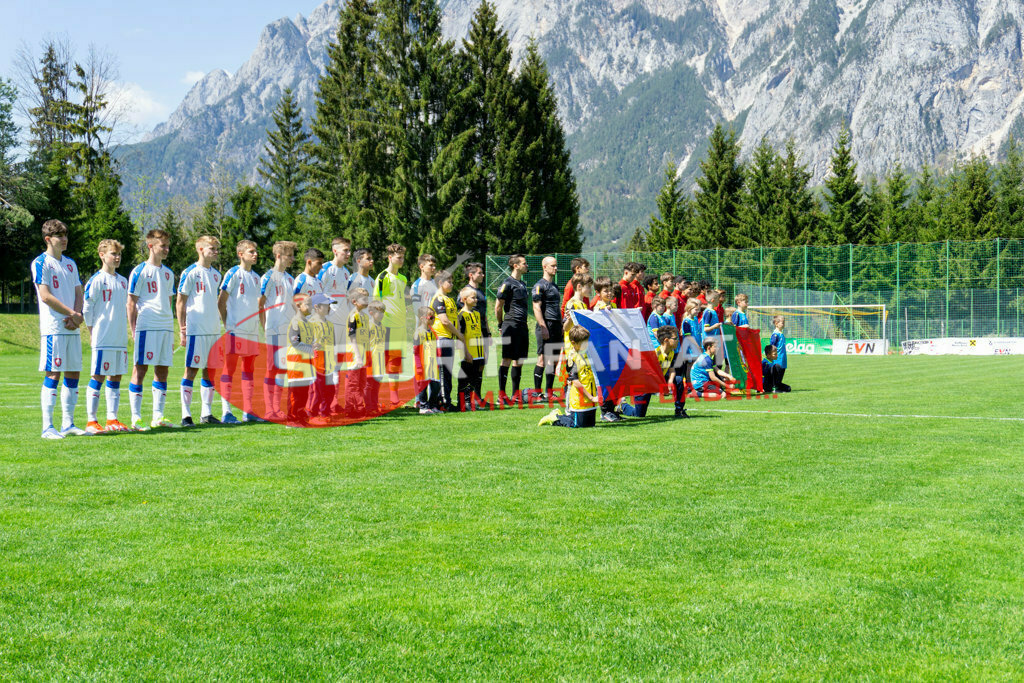 Portugal  U15 -Czech Republic U15 | Einlaufkinder ; Portugal  U15 -Czech Republic U15 am 29.04.2022 in Arnoldstein
(Sportplatz), AUSTRIA, (Photo by Ernst Krawagner sport-fan.at) - Realisiert mit Pictrs.com