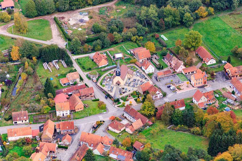 Aerial view: Chapel at the cemetery of Dambach in Dambach in the state Bas-Rhin, France. – Photo: IMG_084681.jpg taken on 10/23/2015 by Werner Riehm/FLY-FOTO.com – Resolution of the original: 5472 x 3648 px – Affichage cimetière - Choix de la Ville