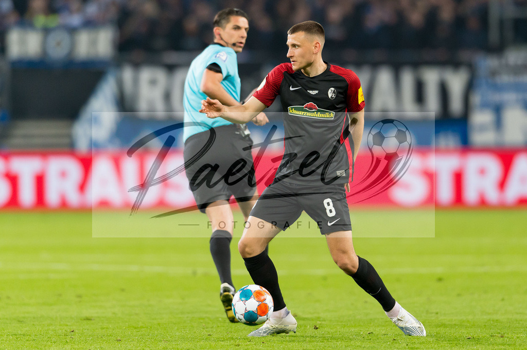 HSVSCF20220419_322 | Fussball, Herren: Maximilian Eggestein (SC Freiburg) in Aktion, am Ball, Einzelaktion beim DFB-Pokal-Halbfinalspiel zwischen Hamburger SV und SC Freiburg im Volksparkstadion am 19.04.2022 in Hamburg, Deutschland.DFB / DFL REGULATIONS PROHIBIT ANY USE OF PHOTOGRAPHS AS IMAGE SEQUENCES AND/OR QUASI-VIDEO. - Realisiert mit Pictrs.com