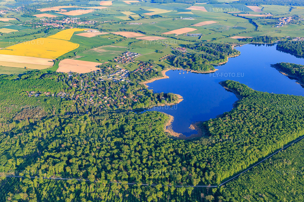 Vue aérienne: Vue de la ville à l'Ètang des femmes à Langatte dans le département Moselle, France. Photo: IMG_146150.jpg prise le 01/05/2025 par Werner Riehm/FLY-FOTO.eu – Résolution de l'original: 5472 x 3648 px