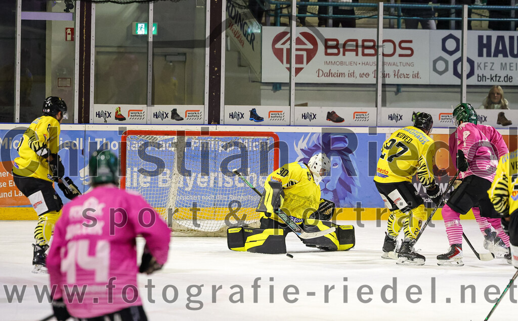 2025-10-10_098_TSV_Erding_gegen_onesto_Tigers_Bayreuth | Erding, Deutschland, 10.10.2025:Eishockey, Oberliga Süd 2025 / 2026, 7. Spieltag, TSV Erding gegen onesto Tigers Bayreuth, Endergebnis: 2:5Torwart Maximilian Meier (onesto Tigers Bayreuth, #30), Ondrej Nedved (onesto Tigers Bayreuth, #27)Foto: Christian Riedel / fotografie-riedel.net