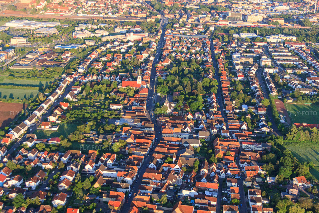 Luftbild: Ortsansicht von Osten im Ortsteil Queichheim in Landau im Bundesland Rheinland-Pfalz in Deutschland. Foto: IMG_64575.jpg vom 04.05.2014 durch Werner Riehm/FLY-FOTO.deAuflösung des Originals: 4752 x 3168 px