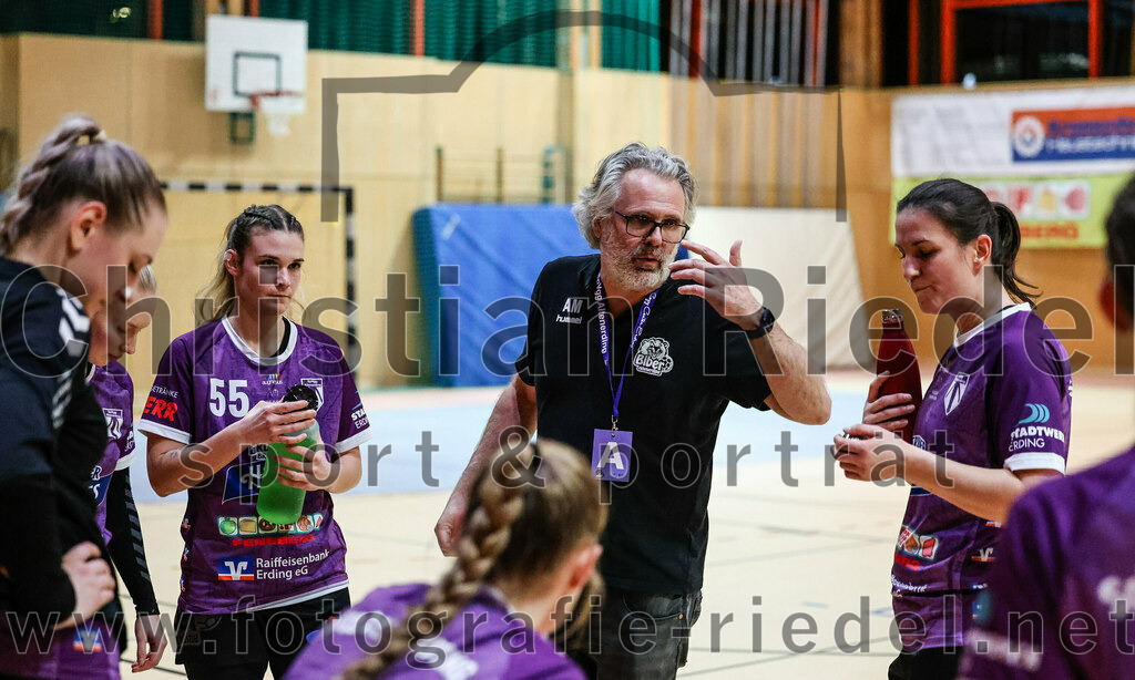 2024-02-03_050_SpVgg_Altenerding_gegen_SpVgg_Erdweg | Erding, Deutschland, 03.02.2024:
Handball, Bezirksoberliga Frauen Altbayern 2023 / 2024, 13. Spieltag, SpVgg Altenerding gegen SpVgg Erdweg, Endergebnis: 25:21

Verena Bauer (SpVgg Altenerding, #55), Trainer Andreas Mittermeier (SpVgg Altenerding), Janina Konrad (SpVgg Altenerding, #2)

Foto: Christian Riedel / fotografie-riedel.net