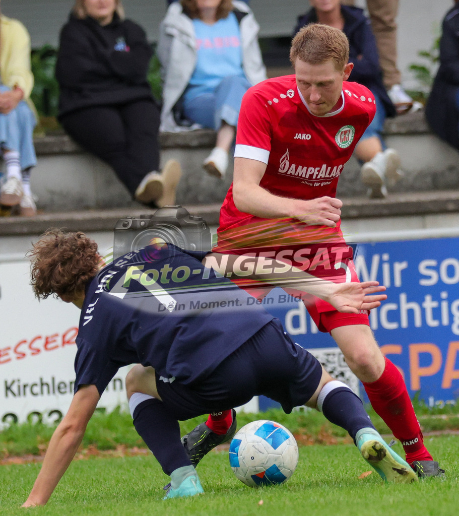 Bünder SV - VfL Holsen | Auf dem Bild zu sehen: rot Bünder SV: Tobias Zwiener ; blau VfL Holsen: Lasse Wolf-Mats Lemke Bünder SV, VfL Holsen, Saison 26/27, Kreisliga A, Bünde, Deutschland - Realisiert mit Pictrs.com