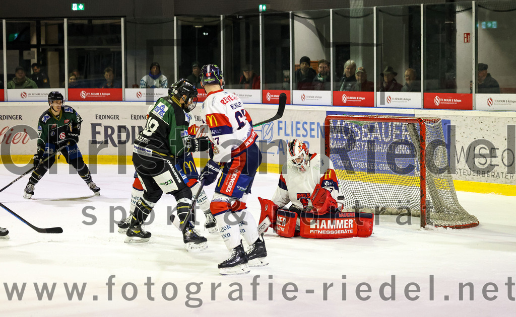 2023-02-19_123_TSV_Erding_gegen_VfE_Ulm-Neu-Ulm | Erding, Deutschland, 19.02.2023:
Eishockey, Bayernliga Meisterrunde Gruppe B 2022 / 2023, 5. Spieltag, TSV Erding gegen VfE Ulm/Neu-Ulm, Endergebnis: 

Daniel Krzizok (Erding Gladiators, #18), Torwart David Heckenberger (VfE Ulm/Neu-Ulm e. V., #3)

Foto: Christian Riedel / fotografie-riedel.net