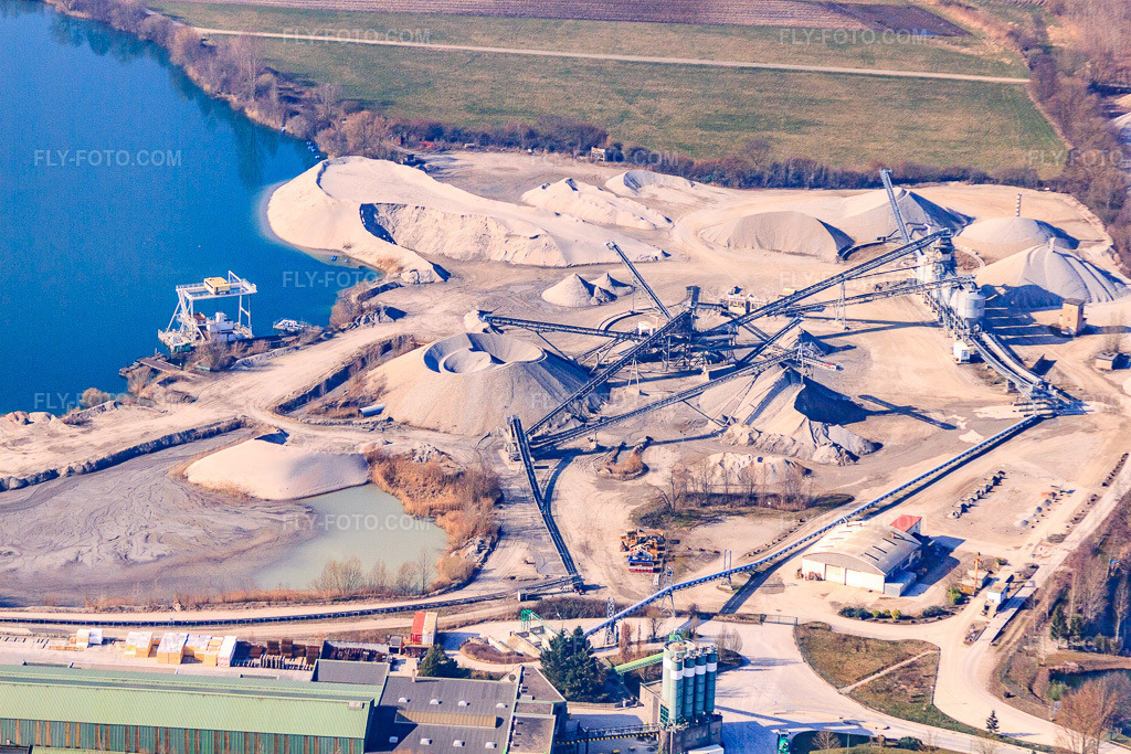 Aerial view: FEHR - Béton Prêt à l'Emploi and EQIOM GRANULATS BISCHWILLER in Bischwiller in the state Bas-Rhin, France. – Photo: IMG_62879.jpg taken on 03/09/2014 by Werner Riehm/FLY-FOTO.com – Resolution of the original: 4752 x 3168 px – Béton préfabriqué, béton fibré et prêt à l'emploi | FEHR Group – Granulats | EQIOM