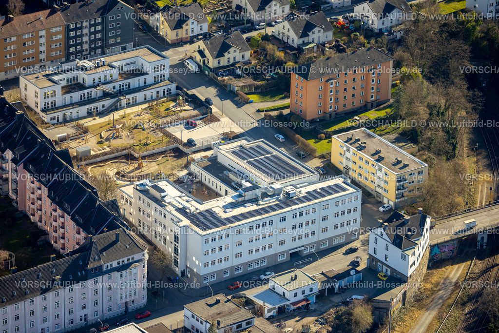 Hagen250302645 | Luftbild, Wohnsiedlung und Spielplatz Neugestaltung mit Baustelle zwischen Grundschule Wehringhausen und städt. Kita Kindergarten Lange Straße, Wehringhausen, Hagen, Ruhrgebiet, Nordrhein-Westfalen, Deutschland