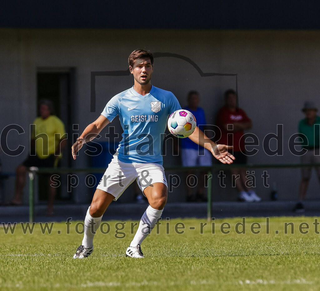 2023-09-16_082_FC_Langengeisling_gegen_TSV_Dorfen | Erding, Deutschland, 16.09.2023:
Fußball, Bezirksliga Oberbayern Ost 2023 / 2024, 9. Spieltag, FC Langengeisling gegen TSV Dorfen, Endergebnis: 3:1

Kilian Stenzel (FC Langengeisling, #32)

Foto: Christian Riedel / fotografie-riedel.net
