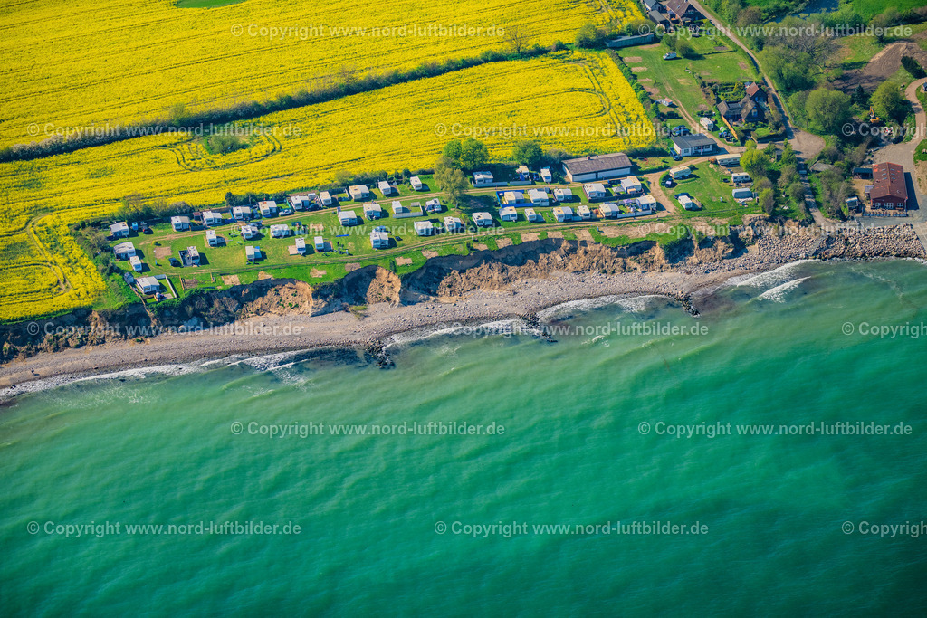 Waabs_Klein_Waabs_Campingplatz_Jordan_ELS_0548010524 | WAABS 01.05.2024 Campingplatz mit Wohnwagen nach der Ostseesturmflut 2023, abrutschen der Steilküste in Waabs im Bundesland Schleswig-Holstein, Deutschland. // Campsite with caravan after the Baltic Sea storm surge in 2023, slipping off the cliffs in Waabs in the state Schleswig-Holstein, Germany. Foto: Martin Elsen
