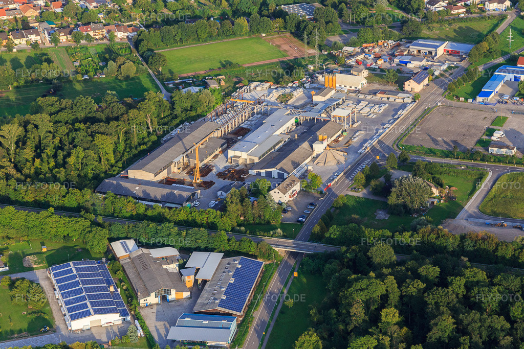 Luftbild: Gewerbegebiet mit Schneider Betonfertigteilewerk GmbH im Ortsteil Huttenheim in Philippsburg im Bundesland Baden-Württemberg in Deutschland. – Foto: IMG_102454.jpg vom 24.08.2017 durch Werner Riehm/FLY-FOTO.de – Auflösung des Originals: 5472 x 3648 px – fdu - Elementdecken Elementwände Betonfertigteile
